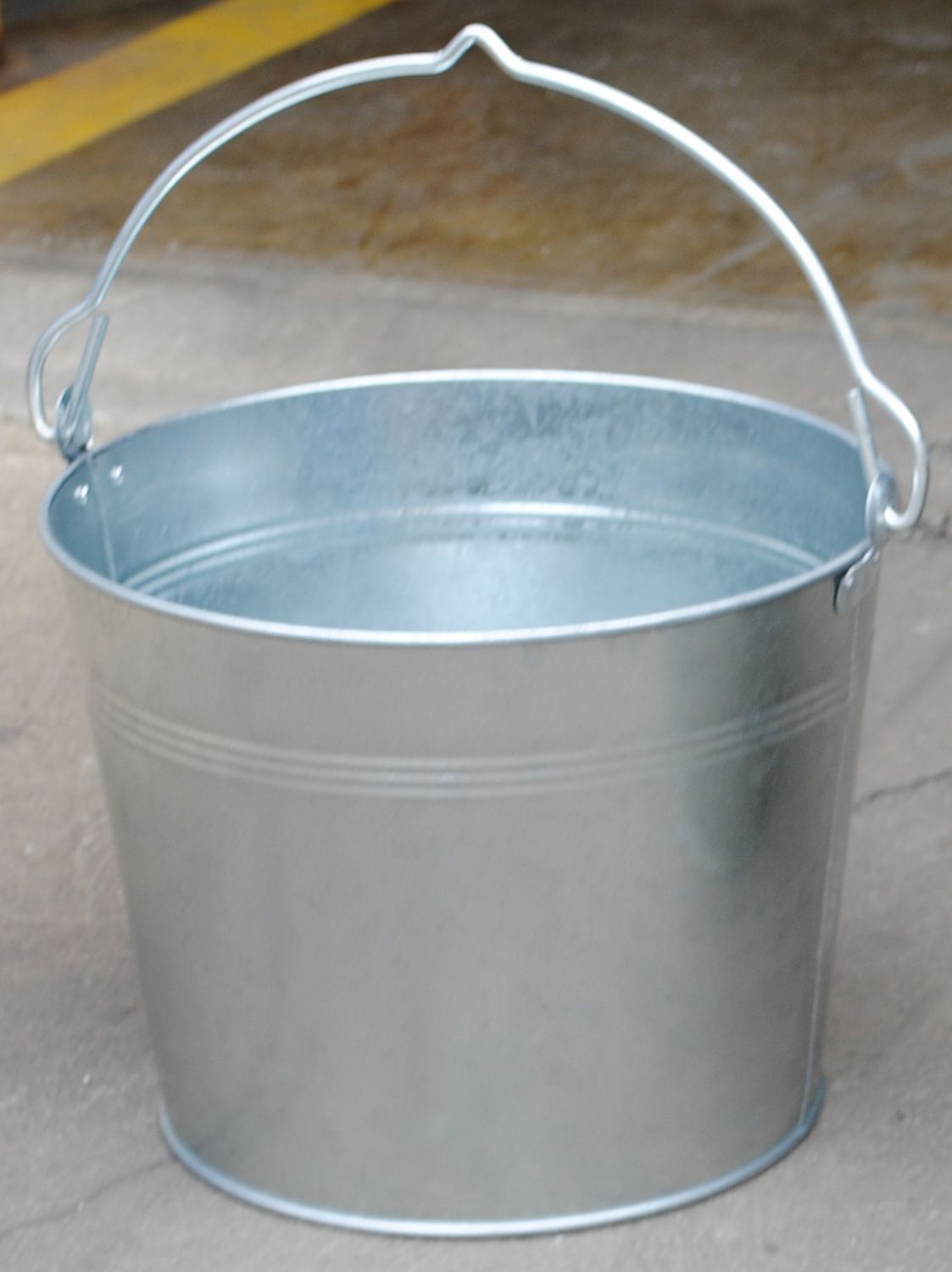 Baldes galvanizados, de acero inoxidable y de bronce de Vestil Manufacturing Corp– – Ahora disponibles en MTN Shop US.
