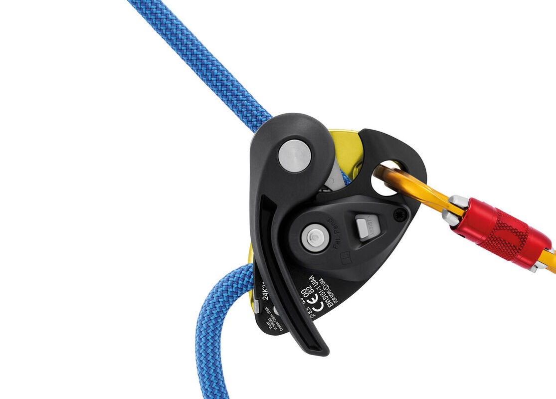 Yellow Petzl GRIGRI + belay device attached to a red carabiner with a blue rope - imagen 4