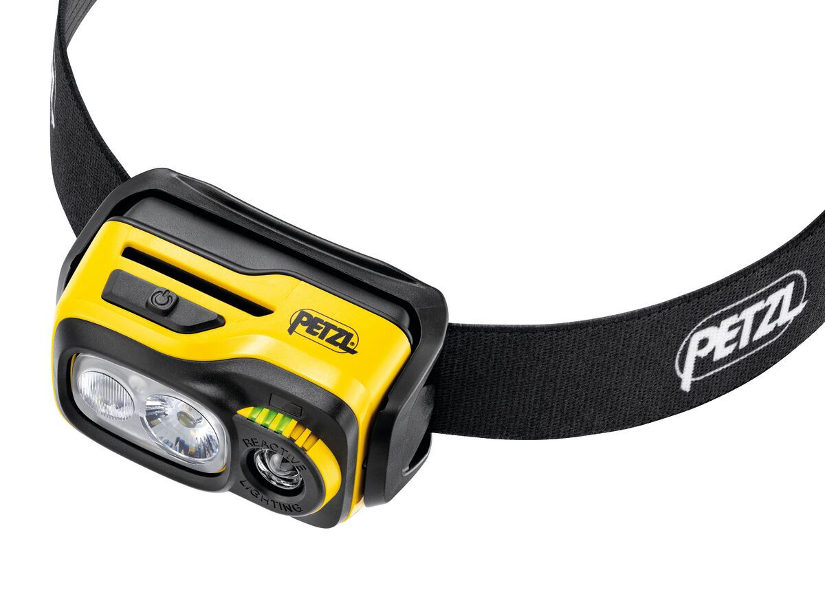 Linterna frontal Petzl recargable Swift ® RL, iluminación reactiva, 1100 lúmenes, E810AB00: linterna frontal compacta, potente, liviana y recargable con tecnología de iluminación reactiva®. 1100 lúmenes. Para el taller, pequeños trabajos de mantenimiento o conciertos. – Ahora disponible en MTN Shop US. - imagen 5