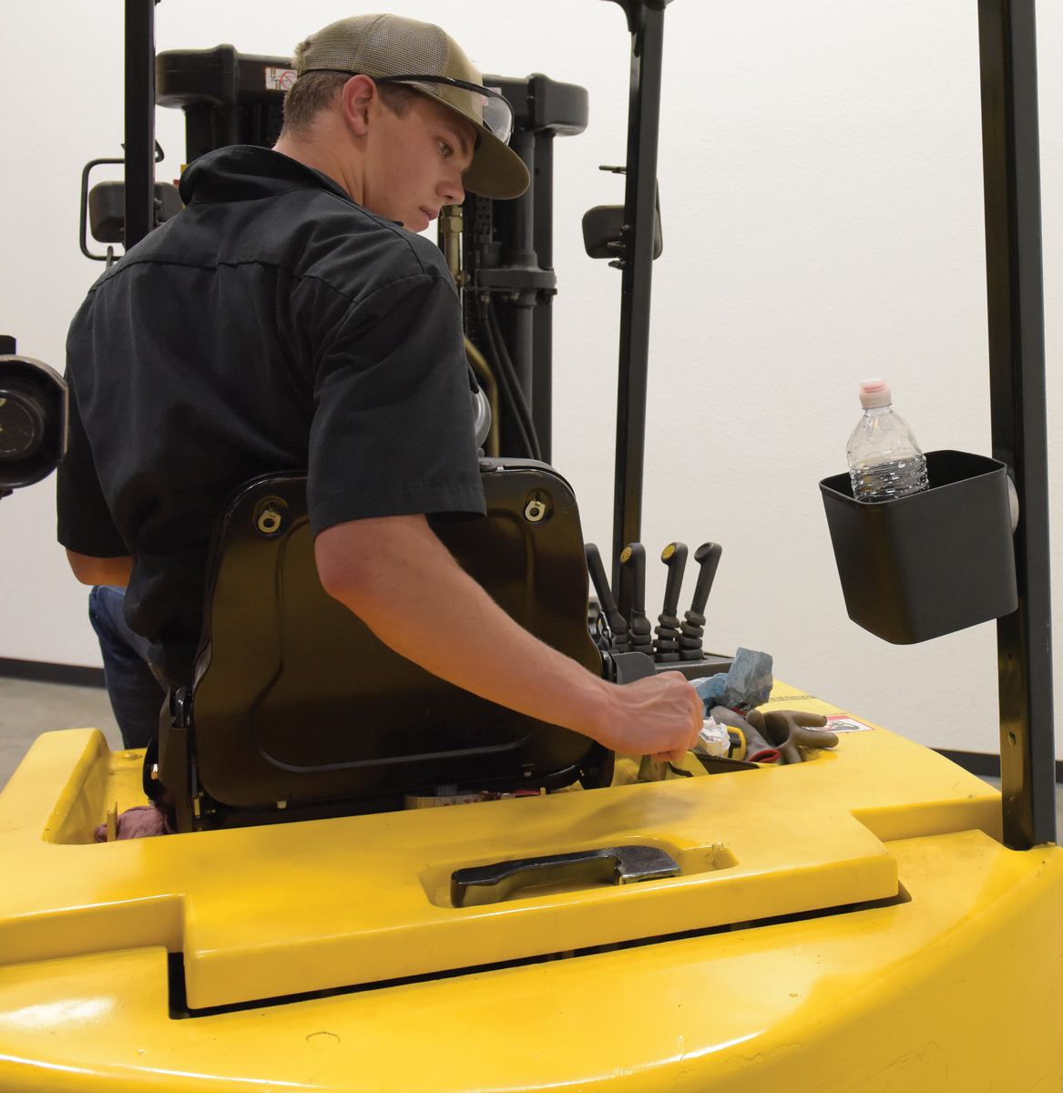 Vestil Manufacturing Corp Fork Truck Plastic Magnetic Storage Bin– – Now available at MTN Shop US. - imagen 5
