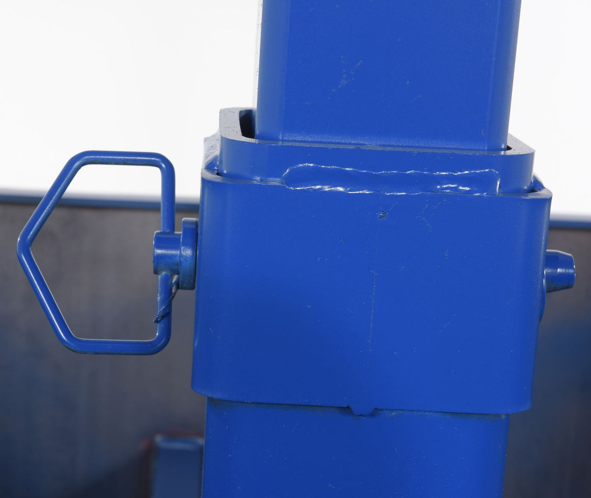 Vestil Manufacturing Corp Fork Mounted Trash Bin Compactors– – Now available at MTN Shop US. - imagen 5
