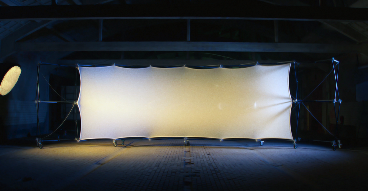 Estructura modular Konligo Luno Wall con panel de tela estirado iluminado en blanco instalado en interiores para un efecto de iluminación espectacular, ahora disponible en MTN SHOP US.