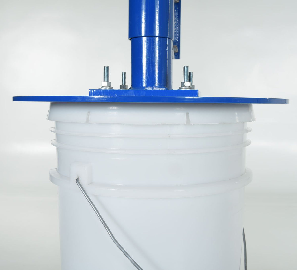 Prensa para cerrar tapas de cubos Vestil Manufacturing Corp– – Ahora disponible en MTN Shop US.