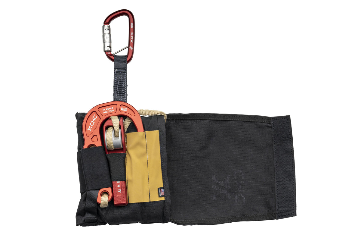 CMC LEVR Escape System, firefighter escape system with descender and line, SKU 500360, shown in use - imagen 7