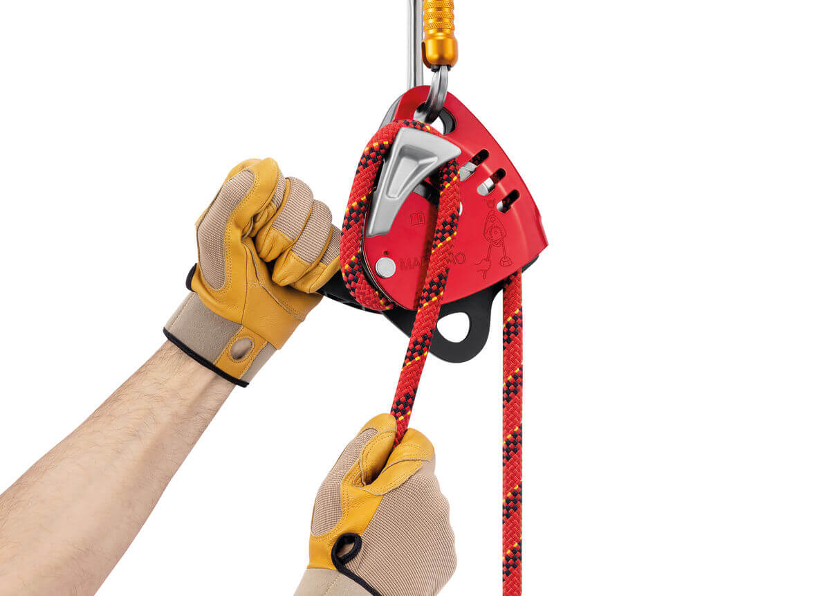 Petzl MAESTRO® L Descender/Belay Device - Ergonomic Handle and Integrated Brake