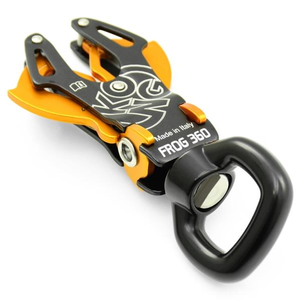 Kong Frog 360 Giratorio "apto para textiles": El Kong Frog 360 combina el popular conector FROG con un giro suave y amigable para los textiles. El conector puede conectarse directamente a textiles y permitir cordones que no se tuerzan. El innovador sistema de cierre de las puertas permite una conexión direccional rápida y segura. – Ahora disponible en MTN Shop US.