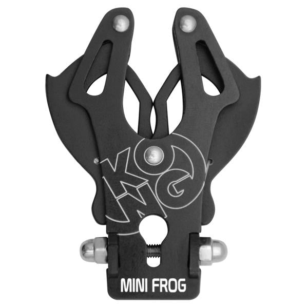 Conector de cuerda Kong Mini Frog: el Kong Mini Frog es una versión de bolsillo del popular conector Frog. El Mini Frog presenta la misma ingeniería de la función de apertura de puertas con cierre automático. Es fantástico para fabricar correas, sistemas de suspensión de cámaras profesionales, cordones para herramientas y mucho más. A diferencia de la versión estándar, el mini no es un EPI y no es adecuado para carga humana. – Ahora disponible en MTN Shop US.