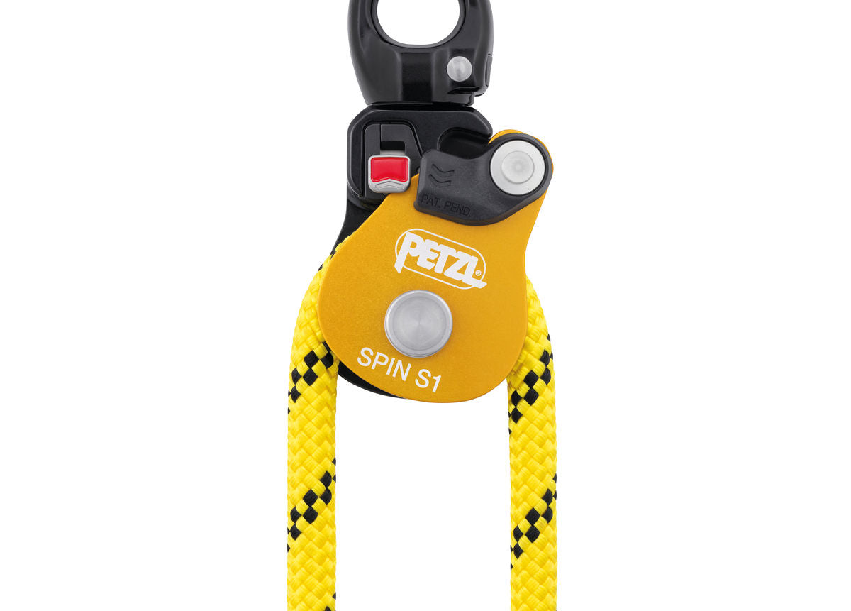 Petzl Spin S1 Pulley – The Petz spin S1 pulley is a highly efficient and compact single pulley with a swivel. The S1 has been engineered for maximum simplicity when setting up a haul or load deviation and can be opened even when attached to an anchor. The pulley is compact and lightweight which makes it an excellent tool for technical rescues and work with tensioned highlines. The smooth sheave has sealed balled bearings and is very efficient. The swivel makes it simple to orient the pulley under a load and - imagen 4
