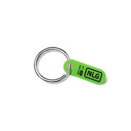 Llavero con una etiqueta verde con la etiqueta 'NLG' sobre un fondo blanco.