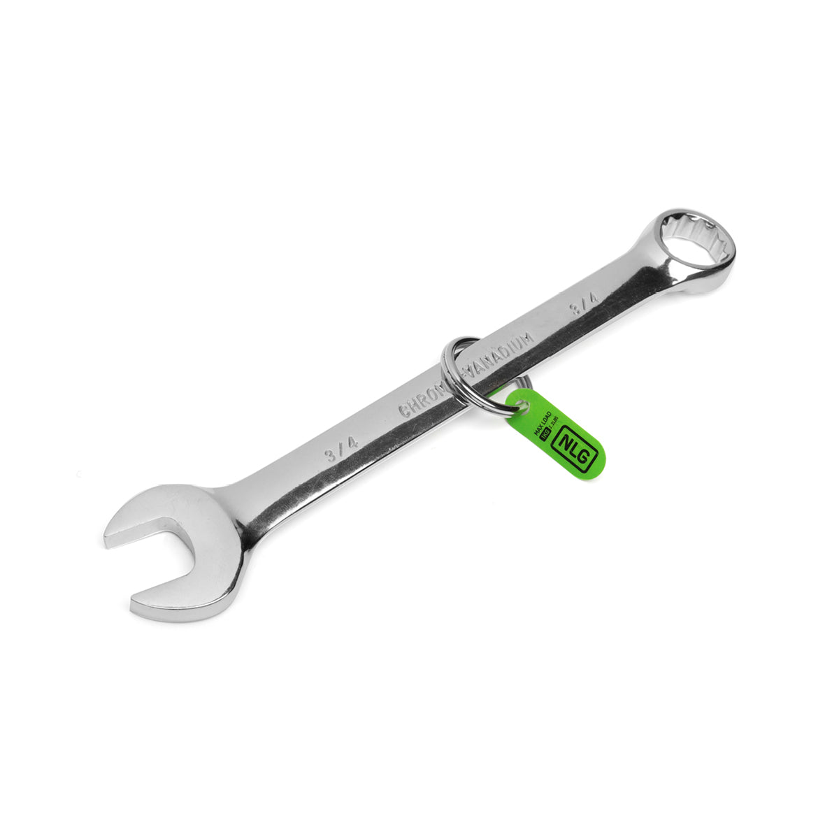 Llave plateada con una etiqueta verde sobre fondo blanco