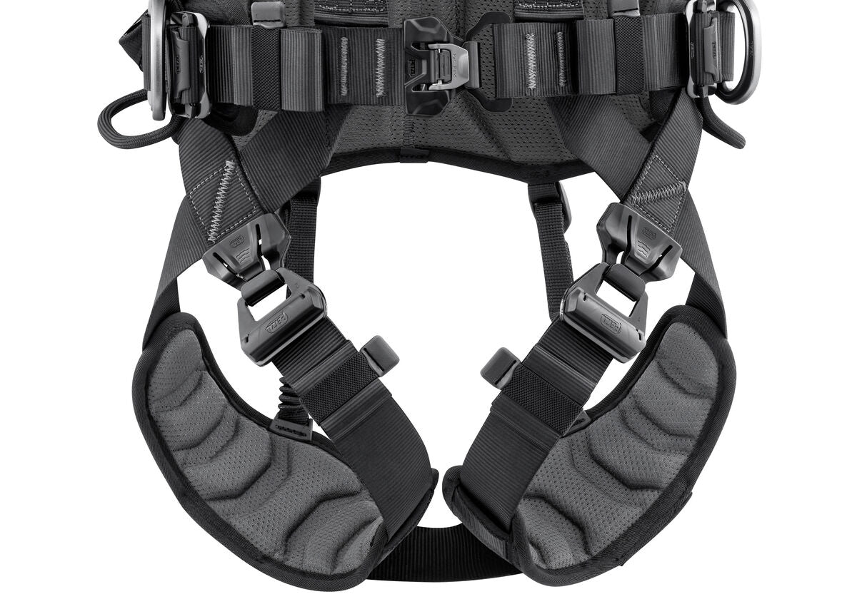 Petzl VOLT harness waistbelt and leg loops close-up - imagen 3