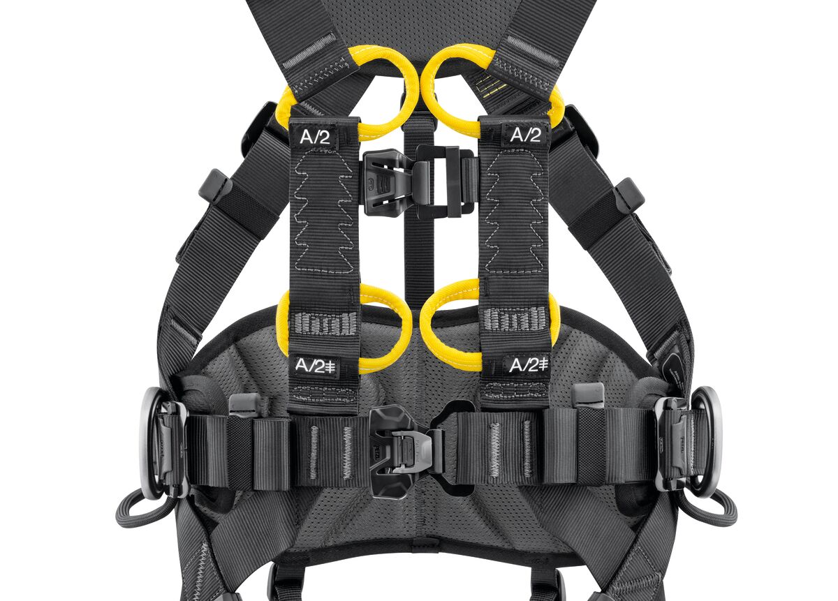 Petzl VOLT harness upper chest and shoulder straps view - imagen 4