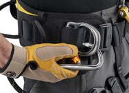 Petzl ASTRO® Versión internacional (profesional y táctica): el arnés de cuerpo completo Petzl Astro® Bod Fast está diseñado para una mayor eficiencia y comodidad durante los ascensos por cuerda. Incluye punto de fijación ventral cerrado para una integración óptima del equipo. Disponible en varios tamaños. Compra ahora. – Ahora disponible en MTN Shop US. - imagen 5