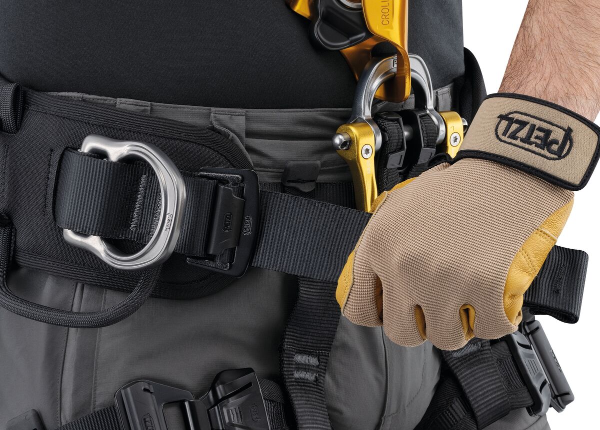 Petzl ASTRO® Versión internacional (profesional y táctica): el arnés de cuerpo completo Petzl Astro® Bod Fast está diseñado para una mayor eficiencia y comodidad durante los ascensos por cuerda. Incluye punto de fijación ventral cerrado para una integración óptima del equipo. Disponible en varios tamaños. Compra ahora. – Ahora disponible en MTN Shop US. - imagen 6