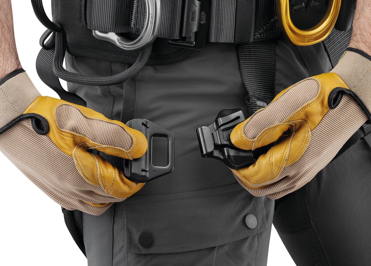 Petzl ASTRO® Versión internacional (profesional y táctica): el arnés de cuerpo completo Petzl Astro® Bod Fast está diseñado para una mayor eficiencia y comodidad durante los ascensos por cuerda. Incluye punto de fijación ventral cerrado para una integración óptima del equipo. Disponible en varios tamaños. Compra ahora. – Ahora disponible en MTN Shop US. - imagen 7