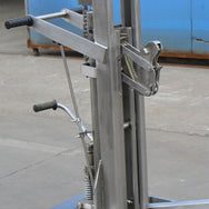 Elevador/transportador de tambores de acero inoxidable de Vestil Manufacturing Corp– – Ahora disponible en MTN Shop US.