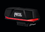 Batería recargable Petzl R1 para linterna frontal XENA de 3200 mAh, con carga USB-C, iluminación roja para visibilidad e indicador de carga de cinco niveles.
