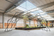 Estructura de marco Konligo Fastival completamente ensamblada en un sitio interior de concreto para eventos. Ahora disponible en MTN Shop EE. UU.