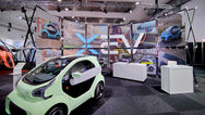 Estructura de exhibición modular Konligo Luno Wall que muestra gráficos promocionales para vehículos eléctricos en una exhibición de automóviles cubierta, ahora disponible en MTN SHOP US.