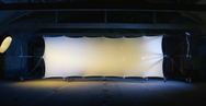Estructura modular Konligo Luno Wall con panel de tela estirado iluminado en blanco instalado en interiores para un efecto de iluminación espectacular, ahora disponible en MTN SHOP US.