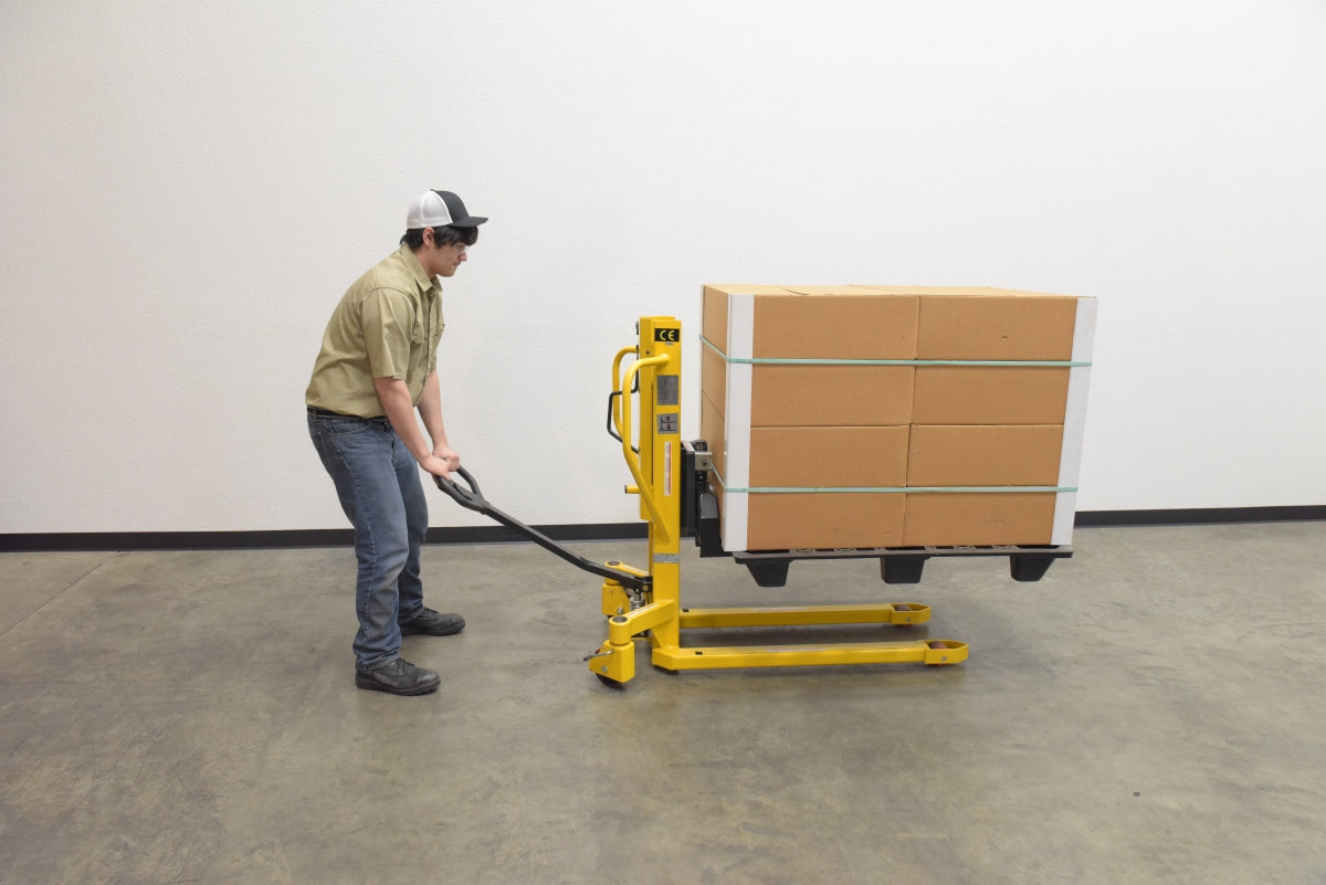 Transpaleta elevadora de gran elevación con elevación e inclinación de Vestil Manufacturing Corp– – Ahora disponible en MTN Shop US. - imagen 8