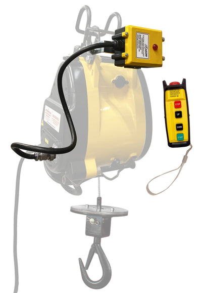 Polipasto eléctrico para constructores OZ Lifting OBH con adaptador inalámbrico OBHWA-T adjunto, que muestra el conjunto completo del polipasto con gancho sobre fondo blanco