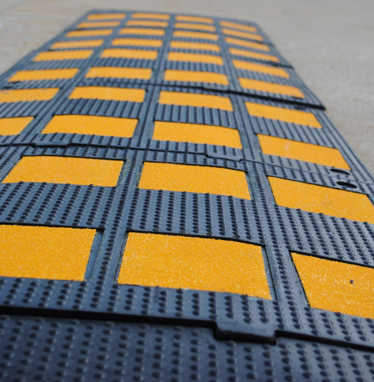 Jorobas de goma de Vestil Manufacturing Corp– – Ahora disponibles en MTN Shop US.