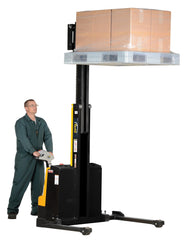 Apiladores de mástil estrecho de Vestil Manufacturing Corp con accionamiento y elevación motorizados: ahora disponibles en MTN Shop US.
