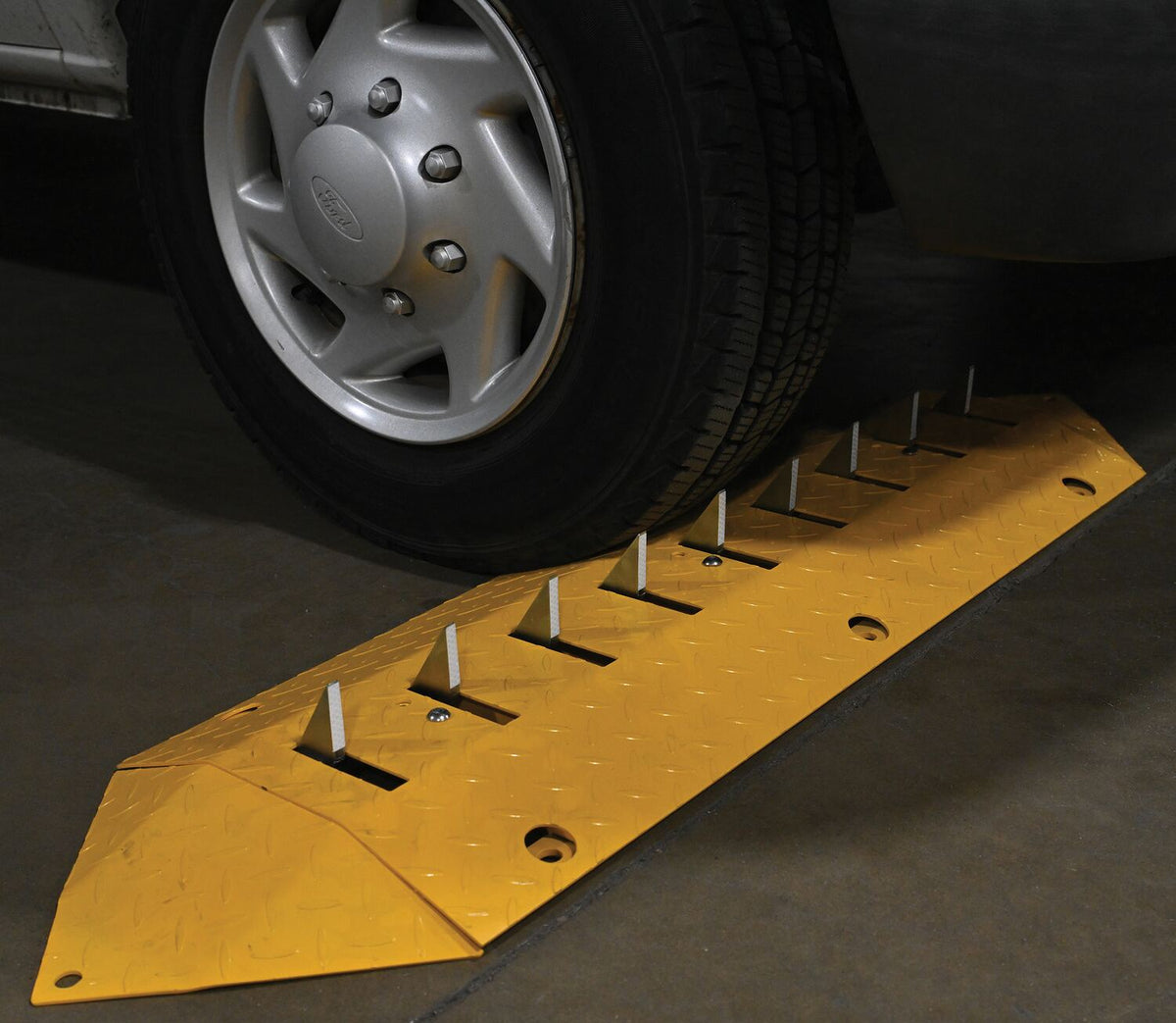 Tope de velocidad con picos (anti-respaldo) de Vestil Manufacturing Corp– – Ahora disponible en MTN Shop US.