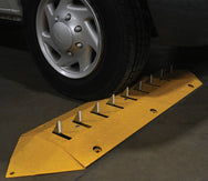 Tope de velocidad con picos (anti-respaldo) de Vestil Manufacturing Corp– – Ahora disponible en MTN Shop US.