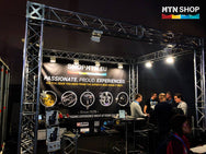 Paquete de stand de armadura para feria comercial MTN: stand en línea (estructura de 4 torres)