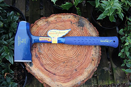 Hacha Estwing Fireside Friend 4 lbs – Estwing Fireside Friend El Estwing Fireside Friend está forjado en una sola pieza. Esta herramienta es ideal para partir troncos a lo largo de su fibra. – Ahora disponible en MTN Shop US.