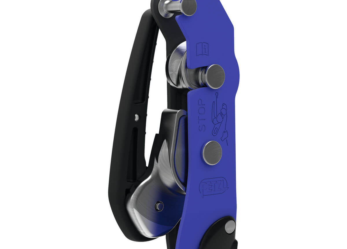 Descensor con frenado asistido Petzl STOP: el mango mira hacia el usuario para un mejor control y deslizamiento de la cuerda
