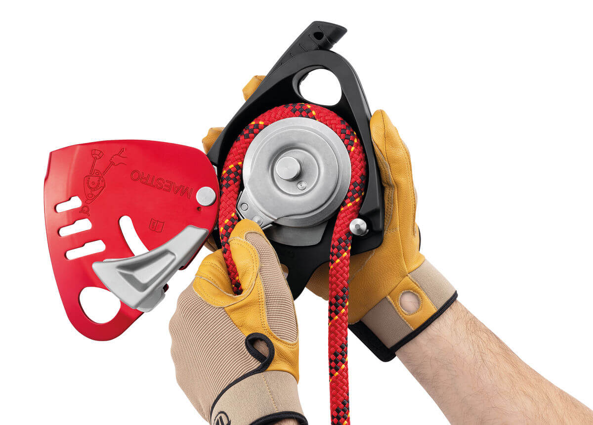 Petzl MAESTRO® L Descender/Belay Device - Quick and Easy Rope Installation