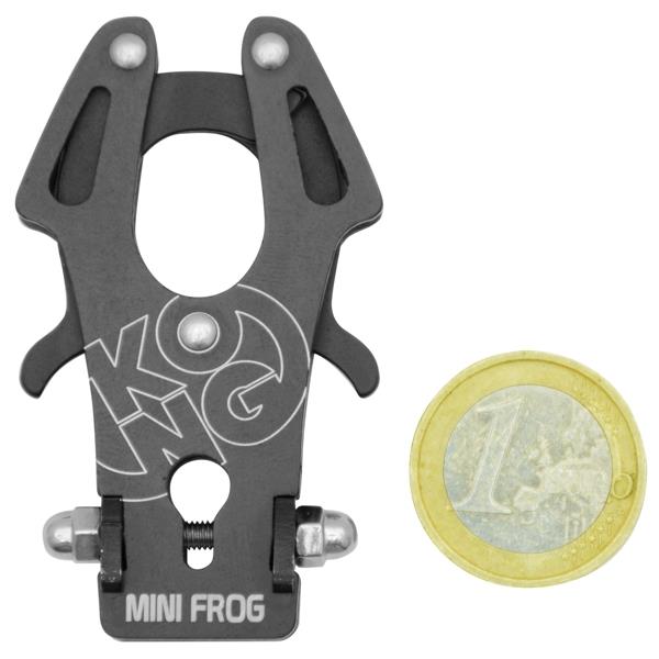 Conector de cuerda Kong Mini Frog: el Kong Mini Frog es una versión de bolsillo del popular conector Frog. El Mini Frog presenta la misma ingeniería de la función de apertura de puertas con cierre automático. Es fantástico para fabricar correas, sistemas de suspensión de cámaras profesionales, cordones para herramientas y mucho más. A diferencia de la versión estándar, el mini no es un EPI y no es adecuado para carga humana. – Ahora disponible en MTN Shop US.