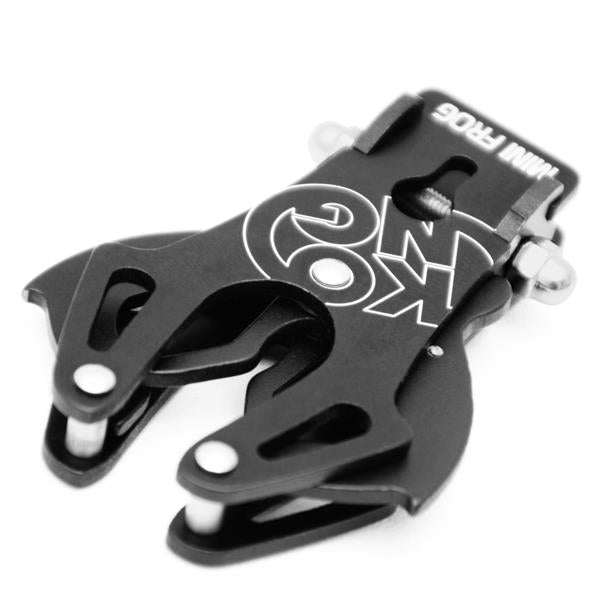 Conector de cuerda Kong Mini Frog: el Kong Mini Frog es una versión de bolsillo del popular conector Frog. El Mini Frog presenta la misma ingeniería de la función de apertura de puertas con cierre automático. Es fantástico para fabricar correas, sistemas de suspensión de cámaras profesionales, cordones para herramientas y mucho más. A diferencia de la versión estándar, el mini no es un EPI y no es adecuado para carga humana. – Ahora disponible en MTN Shop US.