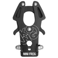 Conector de cuerda Kong Mini Frog: el Kong Mini Frog es una versión de bolsillo del popular conector Frog. El Mini Frog presenta la misma ingeniería de la función de apertura de puertas con cierre automático. Es fantástico para fabricar correas, sistemas de suspensión de cámaras profesionales, cordones para herramientas y mucho más. A diferencia de la versión estándar, el mini no es un EPI y no es adecuado para carga humana. – Ahora disponible en MTN Shop US.