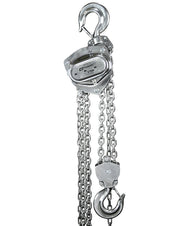 Polipasto de cadena de acero inoxidable OZ Lifting: el polipasto de cadena de acero inoxidable Oz Lifting cuenta con una mano y una cadena de carga de acero inoxidable para un acabado duradero y no aceitoso. Este polipasto de cadena de techo es perfecto para minimizar el esfuerzo al mover cargas pesadas. El polipasto de cadena está disponible con capacidades de elevación de 0,5 toneladas, 1 tonelada y 2 toneladas; ahora disponible en MTN Shop US.