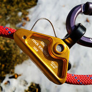 Rock Exotica rockGrab 90° Jaw: el rockGrab 90° es un diseño avanzado con respecto al tradicional sujetador/ajustador de cuerda. Con un punto de conexión de 90°. – Ahora disponible en MTN Shop US.