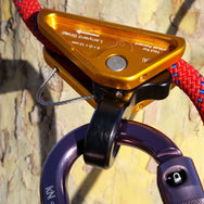 Rock Exotica rockGrab 90° Jaw: el rockGrab 90° es un diseño avanzado con respecto al tradicional sujetador/ajustador de cuerda. Con un punto de conexión de 90°. – Ahora disponible en MTN Shop US.