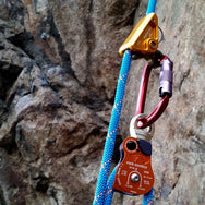 Rock Exotica rockGrab: el RockGrab es una versión avanzada del tradicional agarre de cuerda. El cuerpo del rockGrab está fresado lateralmente para eliminar material innecesario. – Ahora disponible en MTN Shop US.