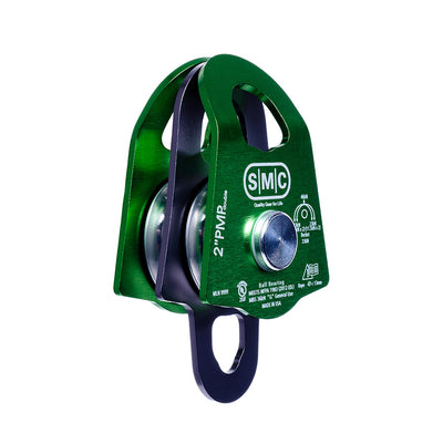 PMI SMC 2” Double Prusik Minding Pulley – NFPA– SMC 2” Double Prusik Minding Pulley es una polea de tamaño mediano ideal para aparejos con cuerda de 11 mm a 13 mm o cuando no hay espacio para una polea prusik minding de 3”. – Ahora disponible en MTN Shop US.
