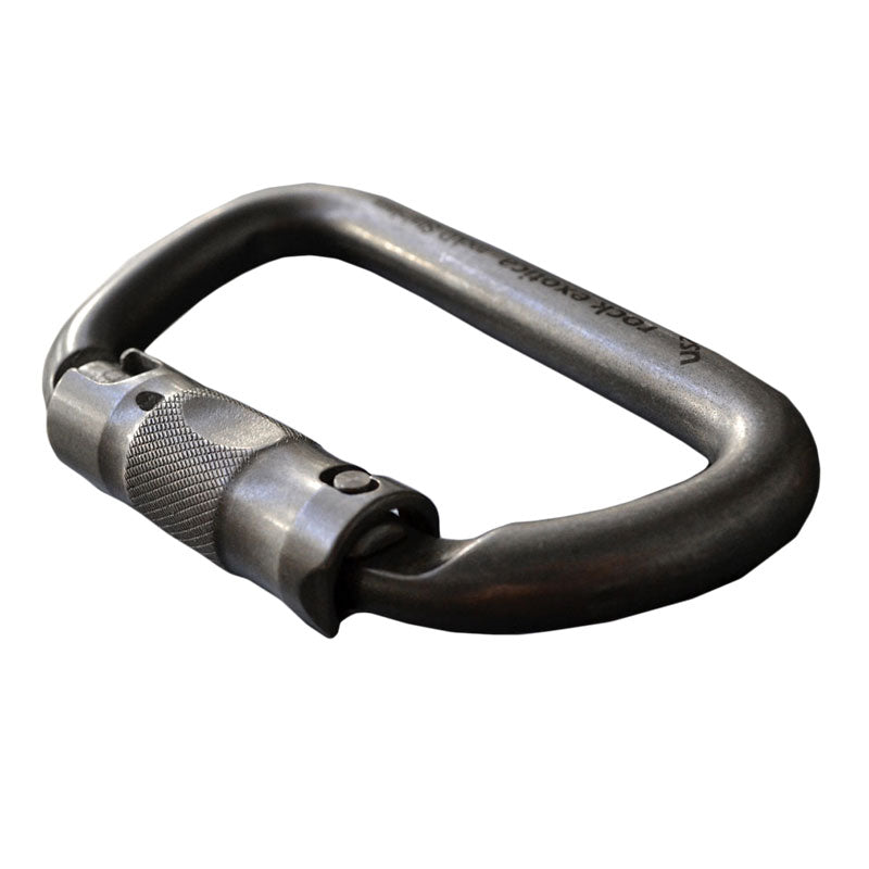 Mosquetón Rock Exotica rockD de acero inoxidable con bloqueo automático: el bloqueo de tornillo rockD ofrece una resistencia impresionante en un marco compacto de acero inoxidable. Construimos el rockD inoxidable con todos los componentes de acero inoxidable. – Ahora disponible en MTN Shop US.
