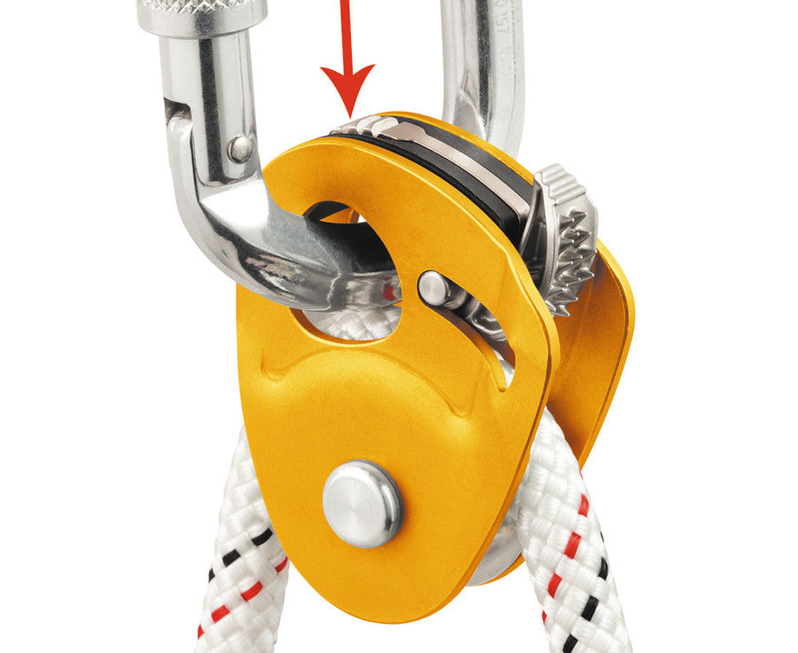 Polea de captura Petzl MICRO TRAXION: el botón superior desbloquea la leva para permitir la captura del progreso - imagen 2