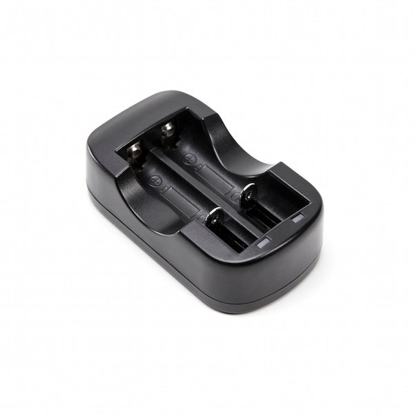 Cargador de baterías Illumagear: el cargador de 2 baterías de Illumagear es capaz de cargar hasta 2 baterías recargables de iones de litio 18650 que son compatibles con The Halo desde un tomacorriente eléctrico estándar. – Ahora disponible en MTN Shop US.